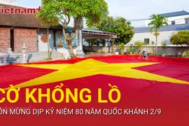 Cận cảnh cờ đỏ sao vàng 600m2 khổng lồ, phủ kín sân đình làng