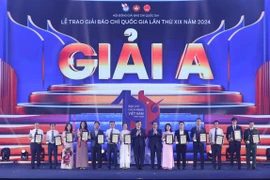 Tập thể tác giả, đại diện nhóm tác giả nhận Giải A. (Ảnh: Hoài Nam/Vietnam+)