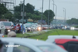 Người dân Hà Nội gặp khó khi di chuyển do ảnh hưởng của bão số 10