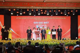 Đại diện nhóm tác giả đoạt giải Đặc biệt, Báo Hà Nội Mới. (Ảnh: Minh Anh/Vietnam+)