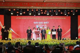 Đại diện nhóm tác giả đoạt giải Đặc biệt, Báo Hà Nội Mới. (Ảnh: Minh Anh/Vietnam+)