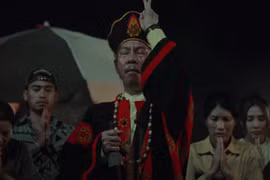 Cảnh làm lễ trong "Cải mả" - bộ phim Việt thứ ba bị cho là "giống Quật mộ trùng ma." (Ảnh từ phim)