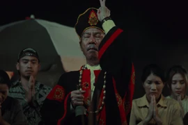 Cảnh làm lễ trong "Cải mả" - bộ phim Việt thứ ba bị cho là "giống Quật mộ trùng ma." (Ảnh từ phim)