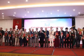 Những nhà làm phim, nhà quay phim, nghệ sỹ làm công tác về điện ảnh có đóng góp trên chiến trường hoặc trong sự nghiệp phát triển điện ảnh cách mạng Việt Nam. (Ảnh: Anh Vũ/Vietnam+)