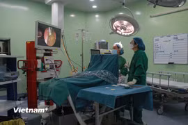 Đội ngũ bác sỹ, nhân viên y tế nữ tham gia ca phẫu thuật. (Ảnh: Minh Anh/Vietnam+)