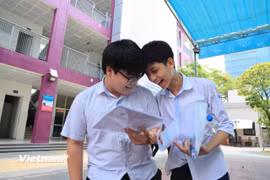 Thi vào 10: Thí sinh tươi cười sau bài thi Ngữ văn "dễ thở" 