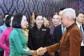 Ủy viên Trung ương Đảng, Phó Chủ tịch Quốc hội Nguyễn Thị Thanh bắt tay Chủ tịch Quốc hội kiêm Chủ tịch Hạ viện Thái Lan ông Sophon Zaram tại triển lãm, ở giữa là Đại sứ đặc mệnh toàn quyền Vương quốc Thái Lan tại Việt Nam bà Urawadee Sriphiromya (Ảnh: TH/Vietnam+)