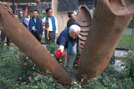 Vỏ bom, xác máy bay Mỹ ‘nở hoa’ trong trưng bày “Chiến tranh và Hòa bình” 