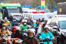 Giao thông chiều cuối năm 2025: Lối đi cửa ngõ đông đúc, ùn ứ