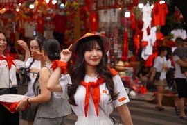 Ngõ phố Hà Nội rực rỡ cờ hoa chào mừng Đại lễ 2/9 