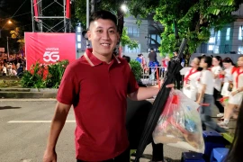 Hết sơ duyệt, người dân bảo nhau: "Yêu nước thì cùng nhau nhặt rác nhé!"