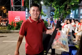 Hết sơ duyệt, người dân bảo nhau: "Yêu nước thì cùng nhau nhặt rác nhé!"