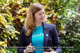 Bà Silvia Danailov (Trưởng đại diện UNICEF tại Việt Nam) và Dế Mèn của phim "Dế Mèn: Cuộc phiêu lưu tới xóm Lầy Lội" gửi thông điệp vì trẻ em. (Ảnh: UNICEF)