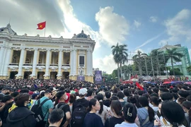 Show Việt Nam trong tôi: Nhà hát lớn đông nghịt người chờ phát vé miễn phí 