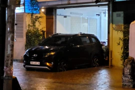 Mưa lớn tại Hà Nội khiến một số vùng trũng thấp ngập ngang bánh xe 