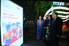 Từ trái sang: Bà Vũ Việt Trang (Tổng Giám đốc Thông tấn xã Việt Nam, Chủ tịch Hội đồng Giải thưởng) cùng các đại biểu gồm ông Trần Tuấn Anh (Ủy viên Ban Chấp hành Đảng bộ Khối các cơ quan Trung ương, Phó Bí thư Đảng ủy, Phó Chủ tịch Viện Hàn lâm Khoa học và Công nghệ Việt Nam), bà Trần Thị Thu Đông (Chủ tịch Hội Nghệ sỹ Nhiếp ảnh Việt Nam) và ông Tạ Quang Đông (Thứ trưởng Bộ Văn hóa, Thể thao và Du lịch). (Ảnh: Minh Anh/Vietnam+)