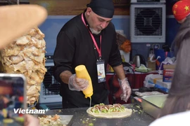 Hàng nghìn du khách tới trải nghiệm ẩm thực trong ngày cuối Lễ hội Văn hóa Thế giới 