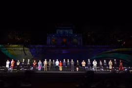 Đại diện các quốc gia nhận kỷ niệm chương tham dự Lễ hội Văn hóa Thế giới tại Hà Nội lần I năm 2025. (Ảnh: Minh Anh/Vietnam+)