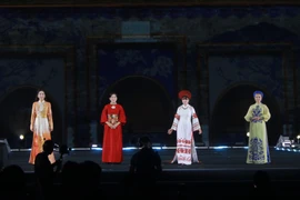 Phu nhân đại sứ Séc, Mỹ, Nhật Bản và Ukraine diện áo dài thiết kế riêng