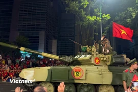 Người dân hào hứng đón chào các đoàn tập kết về Quảng trường Ba Đình, sẵn sàng cho Đại lễ A80