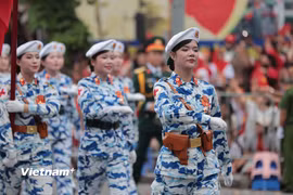 Dẫn dầu khối là khối trưởng Ngô Lâm Phương mang hàm Trung úy. (Ảnh: Mai Anh/Vietnam+)