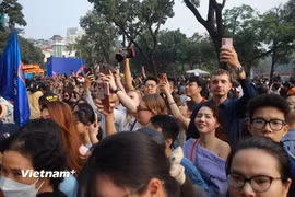 Những hình ảnh về đám cưới đôi trên phố đi bộ Hồ Gươm 