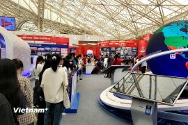 Du khách tham quan gian hàng của TTXVN tại Triển lãm thành tựu đất nước. (Ảnh: Minh Anh/Vietnam+)