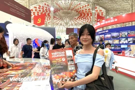 Du khách xếp hàng dài nhận ấn phẩm đặc biệt của Thông tấn xã Việt Nam