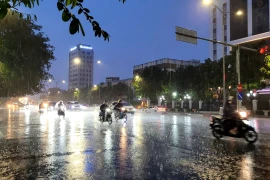 Thủ đô Hà Nội, đêm và sáng có lúc có mưa rào và dông, cục bộ có nơi mưa to. (Ảnh: Vietnam+)