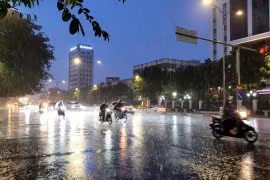 Thủ đô Hà Nội, đêm và sáng có lúc có mưa rào và dông, cục bộ có nơi mưa to. (Ảnh: Vietnam+)