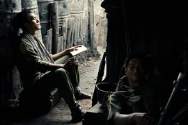 Những khung hình đầy cảm xúc trong bộ phim “Mưa đỏ.”