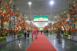 Lối chính dẫn vào không gian triển lãm chính được trang trí theo phong cách mùa Thu Hà Nội - mùa lá vàng. (Ảnh: Minh Anh/Vietnam+)