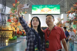 Hội chợ mùa Thu: Các gian hàng "lên đèn," rực rỡ sẵn sàng cho khai mạc