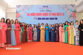 Phái đẹp Thông tấn thướt tha trong tà áo dài, trổ tài cắm hoa nghệ thuật