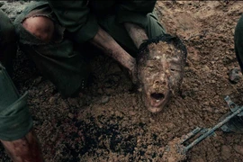 Cảnh đào đất giải cứu chiến sỹ suýt hy sinh vì bị sập hầm trong "Mưa đỏ." (Ảnh từ phim)