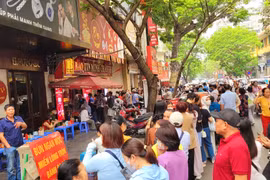 Người dân ùn ùn xếp hàng mua vàng dù giá tới 118 triệu đồng mỗi lượng