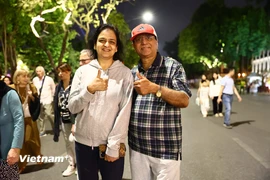 Hà Nội: Du khách nước ngoài hòa nhịp đón giao thừa cùng người Việt