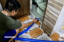 Hàng xóm chia nhau máy bơm, khắc phục tình trạng ngập nặng sau bão số 10