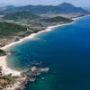 Biển Kỳ Xuân mang vẻ đẹp hoang sơ, nơi biển xanh hòa cùng nhịp sống bình dị của ngư dân miền Trung. (Ảnh: Hữu Quyết - TTXVN)