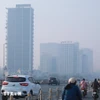 Bụi mịn và sương mù dày đặc gây hạn chế tầm nhìn của các phương tiện lưu thông sáng 10/12/2025. (Ảnh: Phan Phương/TTXVN)