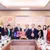 Bộ trưởng Bộ Giáo dục và Đào tạo Nguyễn Kim Sơn và đại diện EU chính thức ký kết Hiệp định tài trợ cho Chương trình Giáo dục Nghề nghiệp Việt Nam-EU. (Ảnh: PV/Vietnam+)