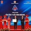 Ông Bùi Sơn Nam, Phó Tổng Giám đốc MobiFone nhận danh hiệu “Doanh nghiệp vì người lao động.” (Ảnh: PV/Vietnam+)