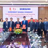 Ông Na Ki Hong, Tổng Giám đốc Samsung Việt Nam và Giáo sư, Tiến sỹ Lê Anh Tuấn - Giám đốc Đại học Bách khoa ký kết Biên bản ghi nhớ hợp tác giai đoạn 2026-2028. (Ảnh: PV/Vietnam+)
