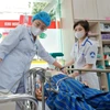 Cấp cứu, khám chữa bệnh cho người bệnh. (Ảnh: Minh Quyết/TTXVN)