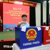 Cử tri bỏ phiếu bầu tại Khu vực bỏ phiếu số 1 (Hải đoàn 129 Hải quân). (Ảnh: Đoàn Mạnh Dương/TTXVN)