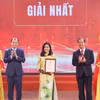 Nhà báo Phạm Mai, Báo Điện tử VietnamPlus nhận giải Nhất. (Ảnh: Thanh Tùng/TTXVN)