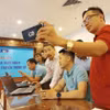 Phóng viên TTXVN trao đổ tại lớp “Kỹ năng sản xuất video trong bối cảnh truyền thông số”. (Ảnh: TTXVN/Vietnam+)