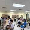 Không khí làm việc tại VNPT Hải Phòng đêm 30/6. (Ảnh: T.Q/Vietnam+)