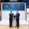 Ông Nguyễn Nam Long, Phó Tổng Giám đốc Tập đoàn VNPT, đón nhận giải thưởng tại Mobile World Congress 2026. (Ảnh: CTV/Vietnam+)