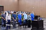 Các bị cáo tại phiên tòa xét xử. (Ảnh: Phạm Kiên/TTXVN)